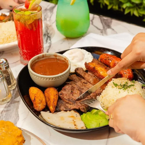 Bandeja de carnes de comida latina en garden house miami beach
