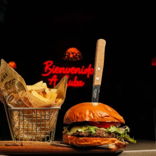 Deliciosa hamburguesa de queso en la mulata miami