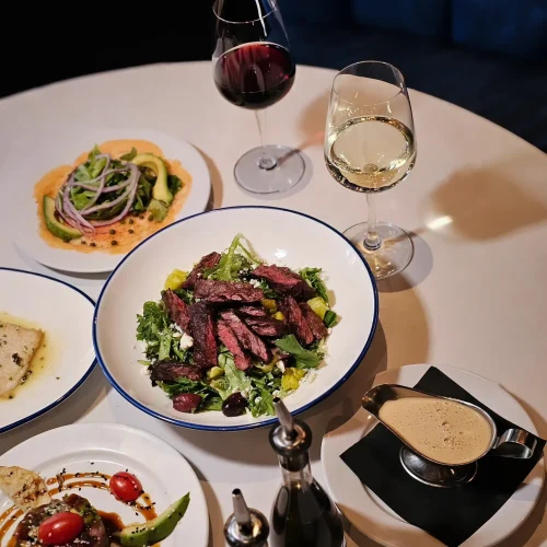 Cena lujosa y elegante en el restaurante georges