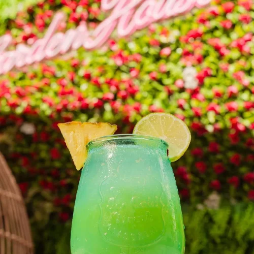 bebida preparada refrescante en garden house restaurant miami beach