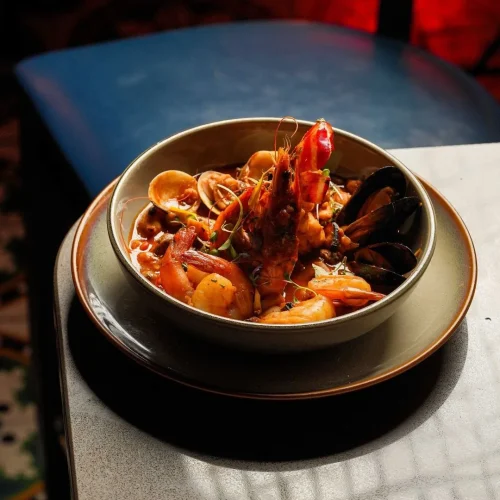 Platillo enchilado de mariscos en la mulata restaurante cubano en miami beach