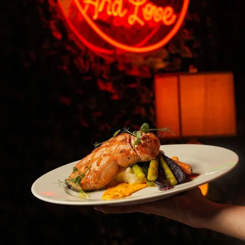 Platillo de salmón en il pastaiolo en miami beach
