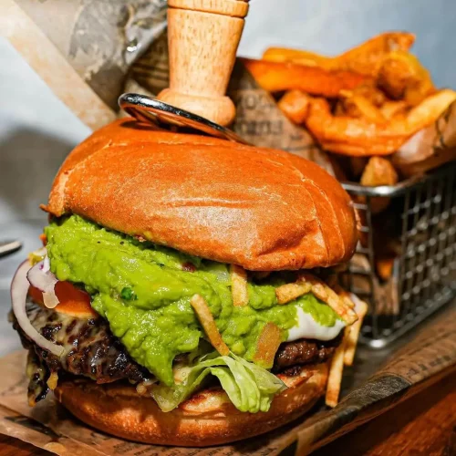 Hamburguesa con guacamolete en coyote taqueria restaurant miami beach