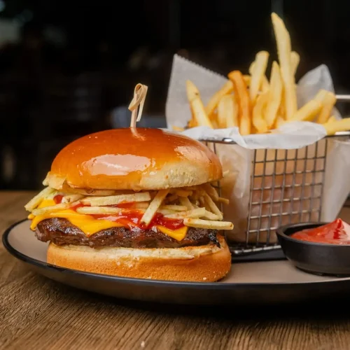 hamburguesa burger de carne de res con queso chesse restaurante a fuego lento miami