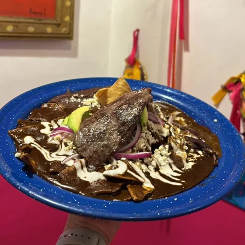 chilaquiles con mole, queso y cecina comida economica y deliciosa en puebla restaurante café milagros
