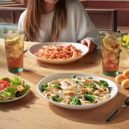 Mesa con los platillos del menú del restaurant olive garden en north miami
