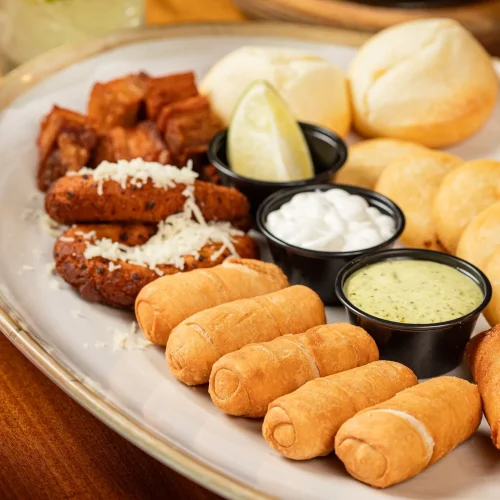 comida venezolana latina tequeños y croquetas de papa en francisca restaurant
