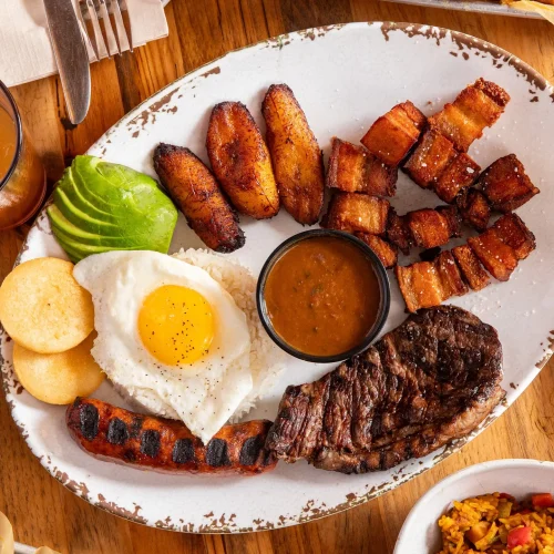 comida con filete de res huevos y platanos fritos en miami gardens francisca restaurant