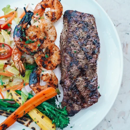 Filete de res asado con camarones salteados en el restaurante sola miami