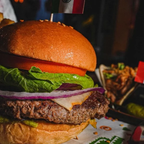 Hamburguesa de res con vegetales en don sombrero miami beach