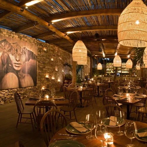 Interior del restaurante rosa negra tulum en méxico