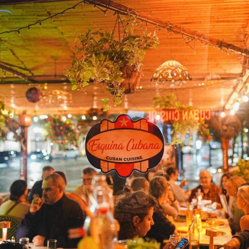 interior del restaurante cubano en miami