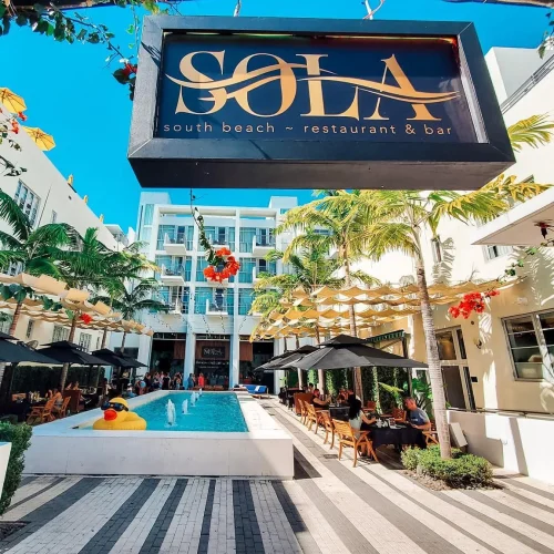 Interior de sola uno de los mejores lugares de comida en miami beach