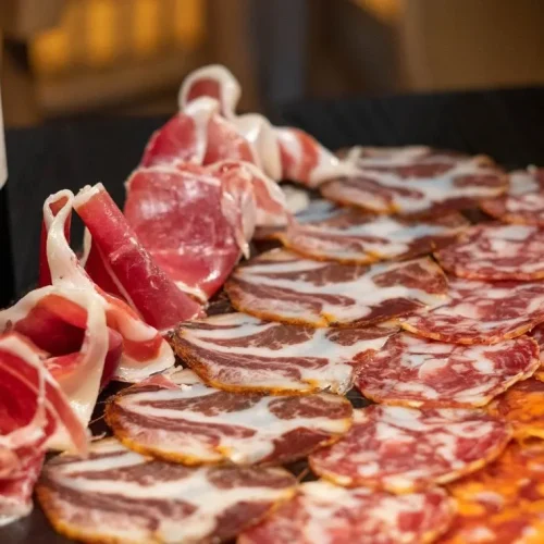 jamon iberico y serrano en el restaurante la tremenda en doral miami