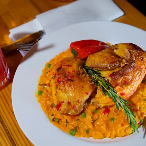 platillo latino de pollo con arroz en la romanita restaurant miami