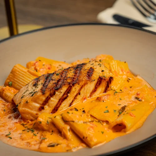 salmón con pasta a fuego lento