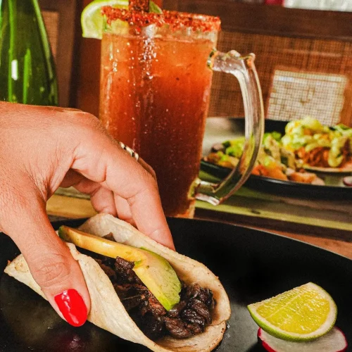 Tacos mexicanos con aguacate y cerveza en taqueria coyote miami beach