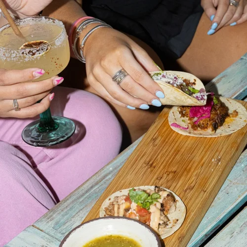 tacos mexicanos del menú del restaurante chelas coctelería en miami gardens florida